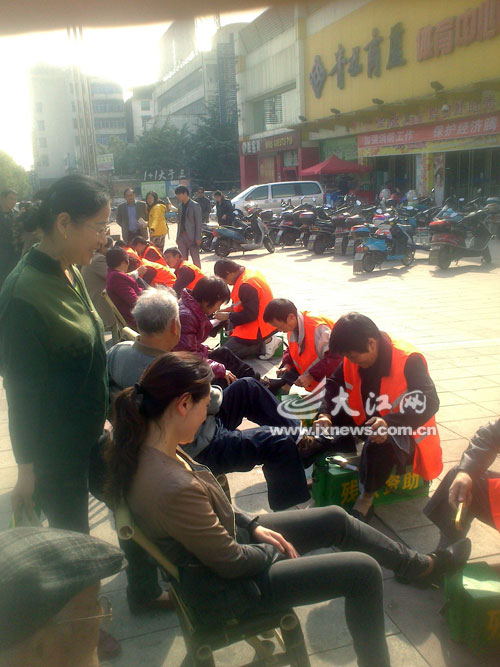 既造福残疾人又方便市民 残疾人擦鞋点成宜春街头特殊风景