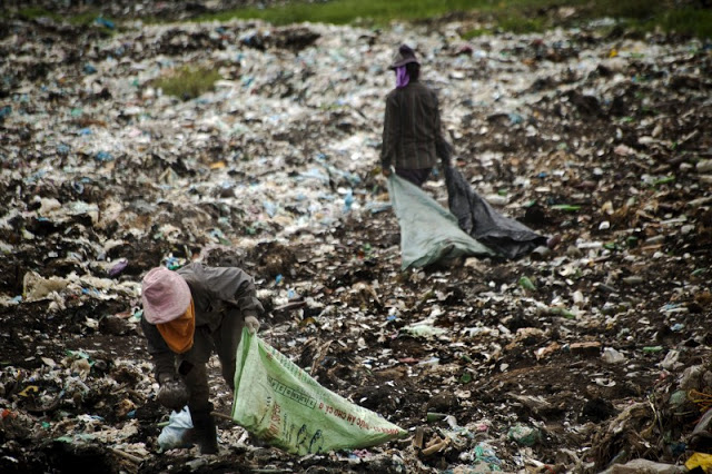 人口太多 为了生存这些柬埔寨人在垃圾中找饭
