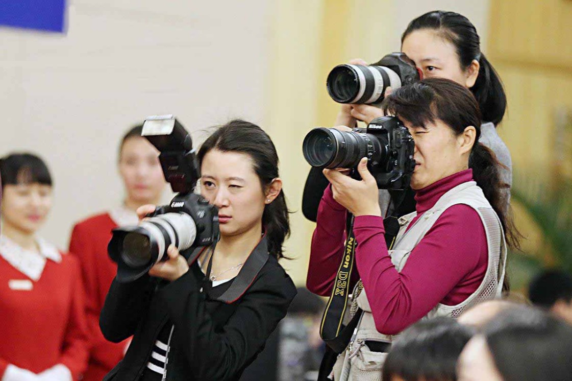 2013两会花絮:活跃在两会会场的摄影,摄像女记者