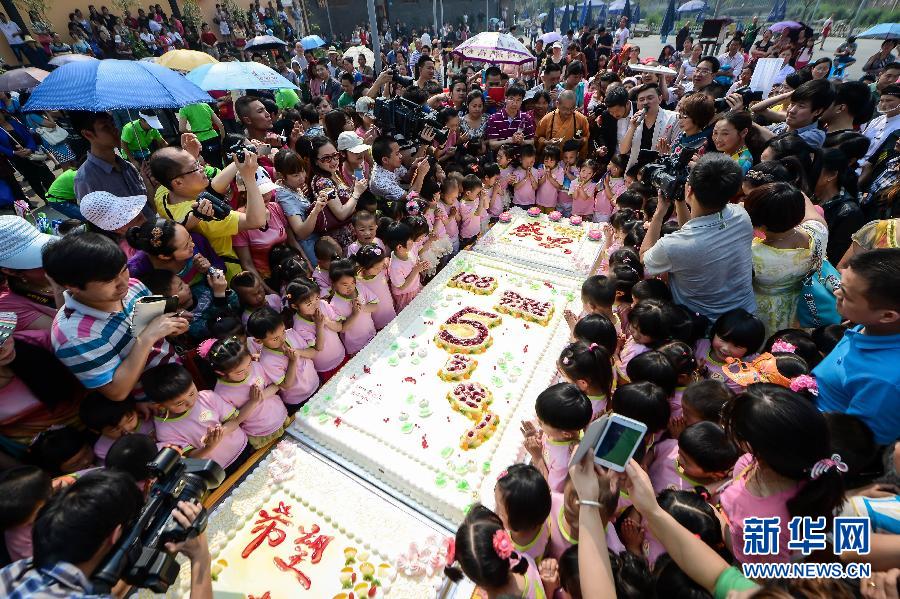 什邡市108个"罗汉娃"汇集到他们的出生地罗汉寺一起过生日