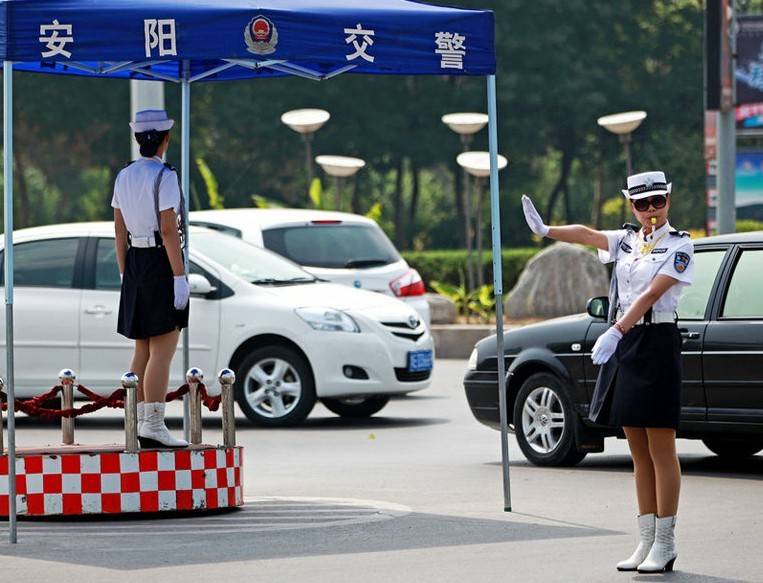 高清:河南<em>安阳</em>美女交警换夏装