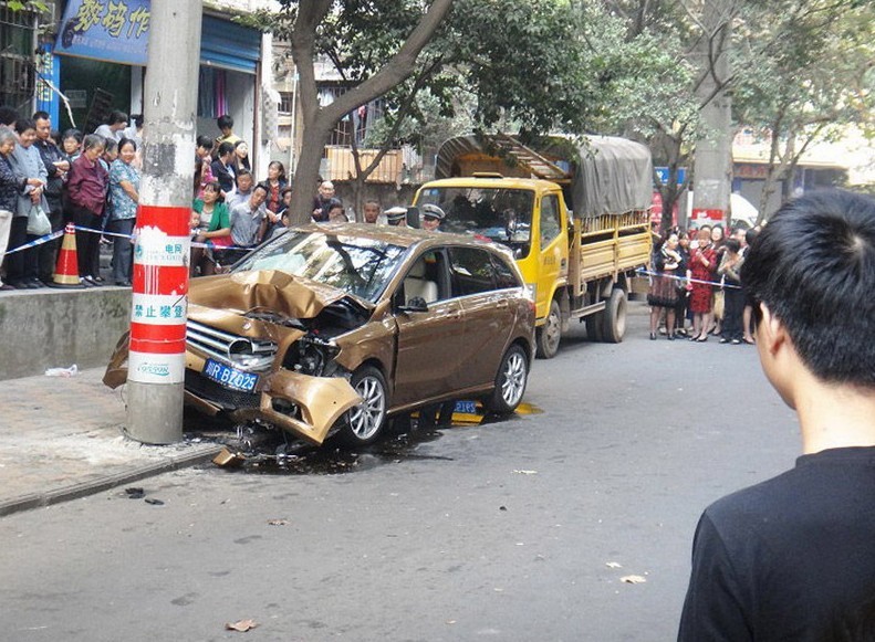 <em>四川</em>一<em>奔驰女司机</em>误把油门当刹车 致5人伤亡-