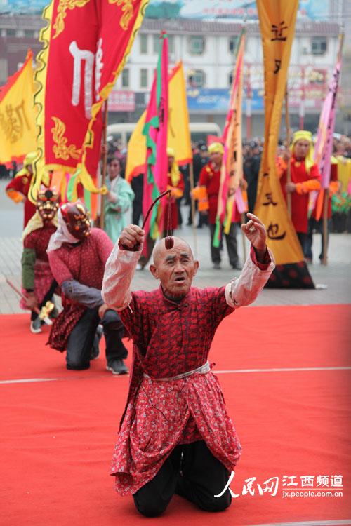 南丰傩舞踩街引万人空巷(图)