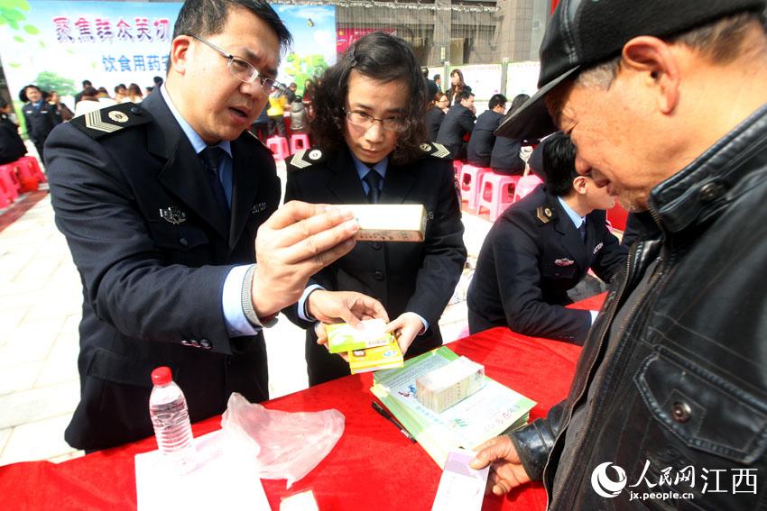 南昌药监部门举办咨询活动 现场为市民检测药