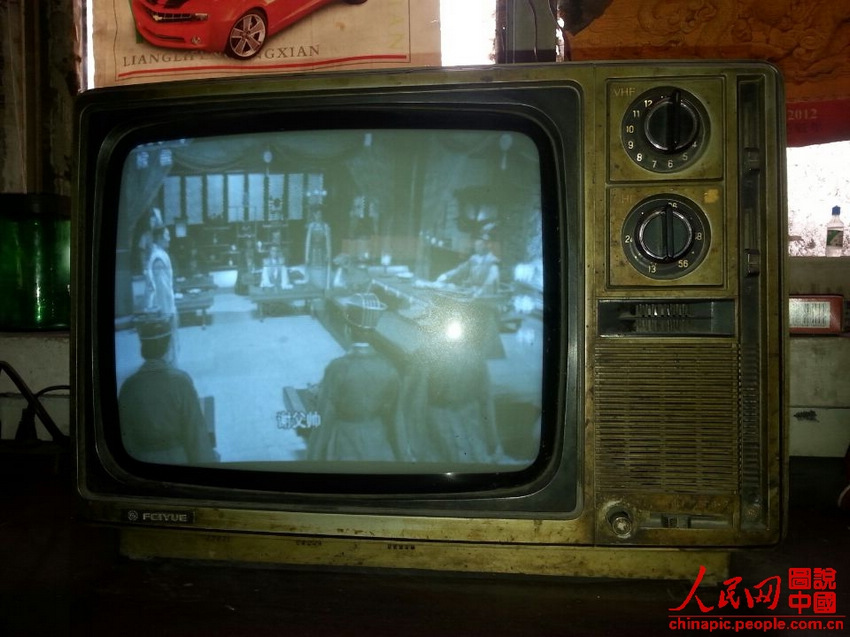 网友晒自家老物件 30多年前的黑白电视机仍然可用【16