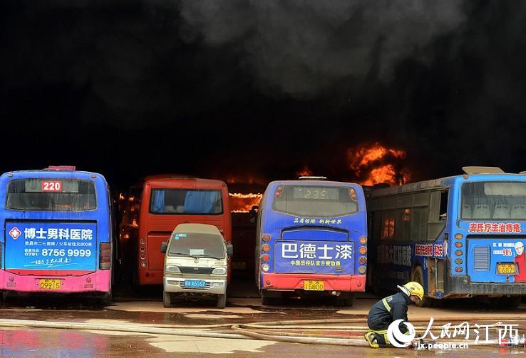 南昌生米大桥下发生火灾 26辆报废公交车被烧