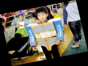 废品变新衣--小学生表演环保时装秀侧记