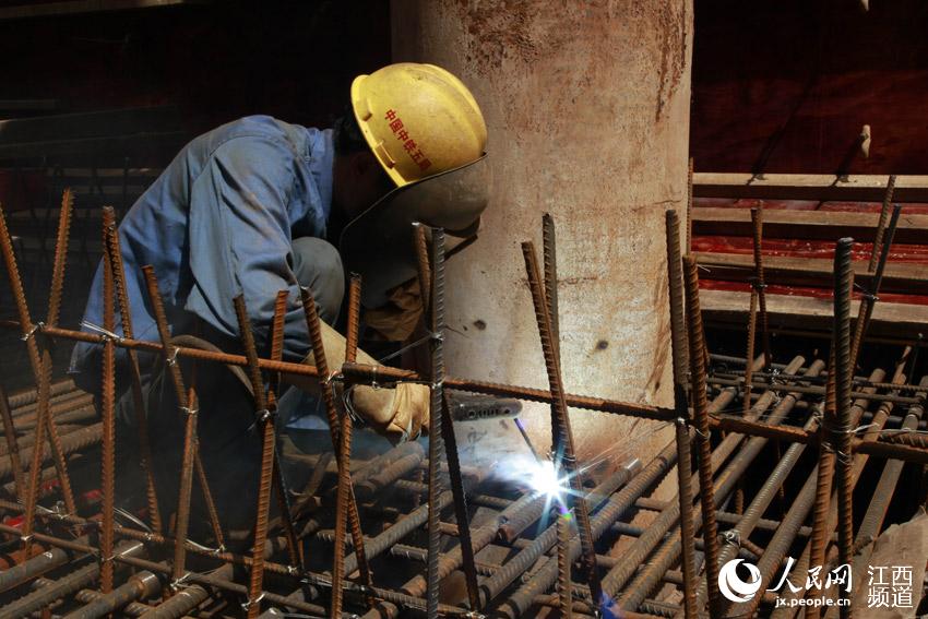 为圆市民地铁梦 地铁建设者五一假期奋战一线