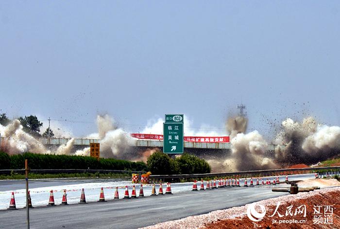 昌樟高速7座天桥被爆破 明日高速可恢复通车