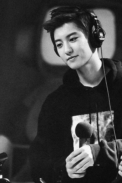 EXO灿烈公开近照 神态悠闲似度假(图)