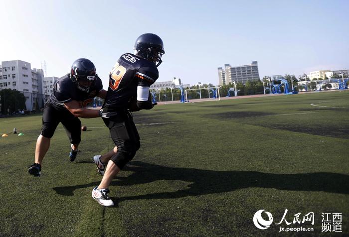 江西成立首支美式橄榄球队 首次进行公开训练