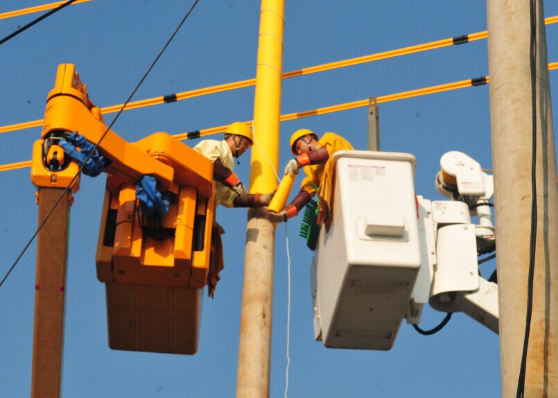 抚州供电公司带电立杆提高供电可靠性
