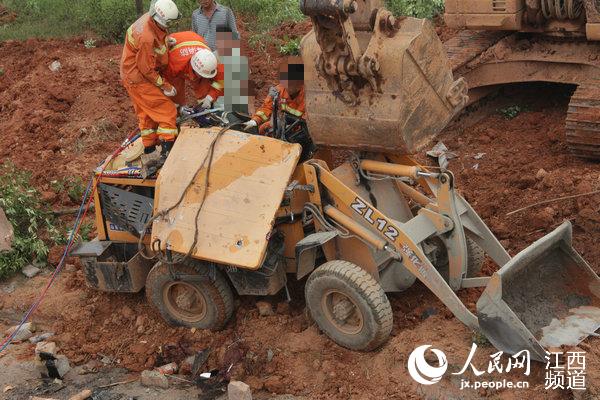 江西丰城:挖机倒车翻下路基 司机死亡