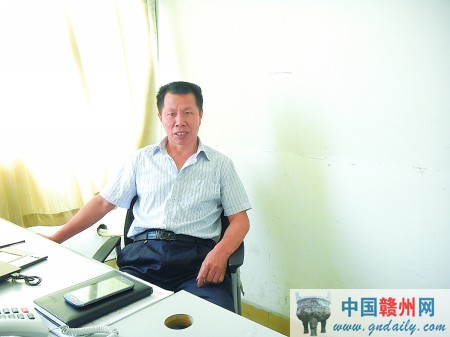 他刀一般的文字将生活切成句子