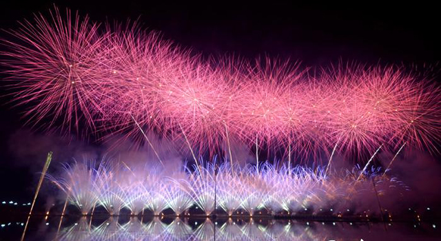 中国·万载国际花炮节开幕 五彩焰火点亮夜空