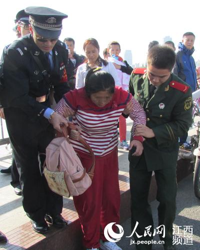南昌:女子欲跳八一桥 民警、消防合力救下