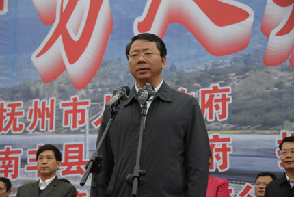 抚州市市长张和平在“万人采橘”游启动仪式上讲话
2014中国·南丰“万人采橘”游11月8日上午在南丰火车站广场启动。图为抚州市市长张和平在启动仪式上讲话。