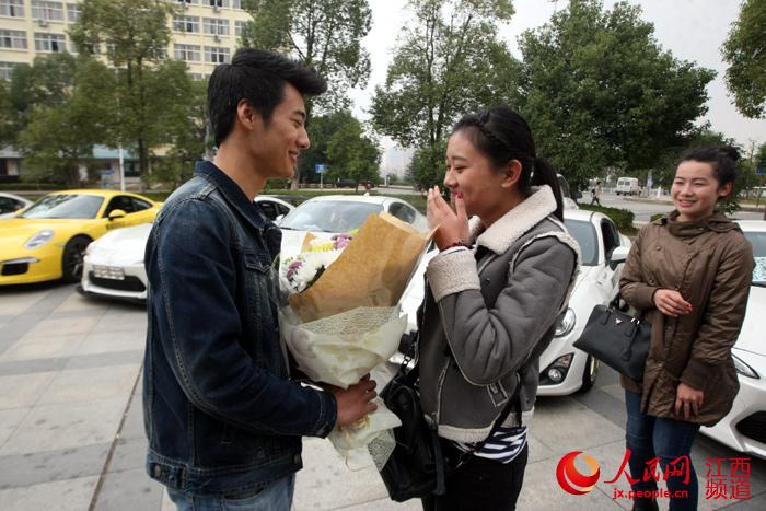 暗恋小师妹两年 昌航大学生光棍节备豪车鲜花