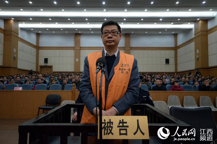 组图:南昌大学原校长受贿挪用公款案开审 周文