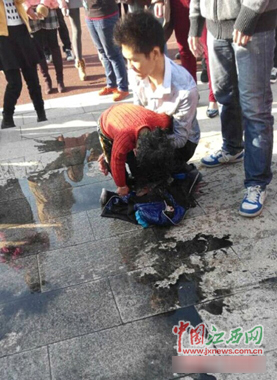 南昌一大四学生跳水救人 用急救知识救活溺水