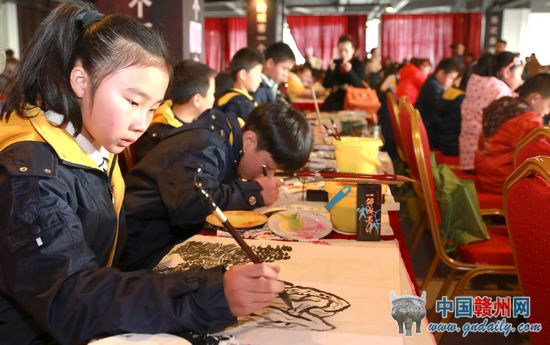 赣州市首届少儿国学风采大赛书法国画比赛举行