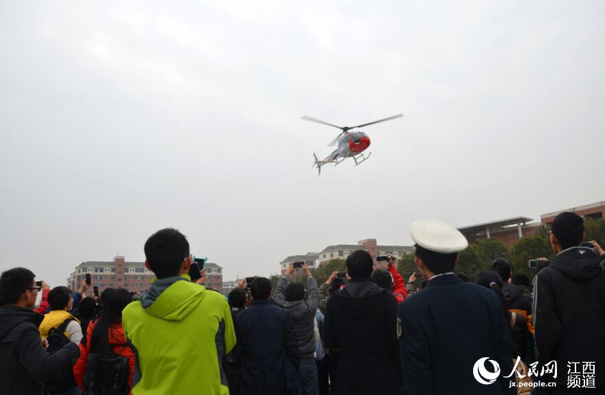 亚洲首款最大民用直升机AC313空降江西高校