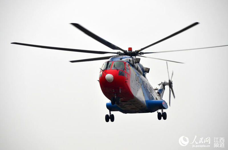 亚洲首款最大民用直升机AC313空降江西高校