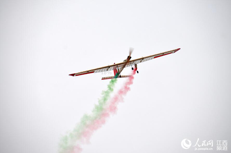 亚洲首款最大民用直升机AC313空降江西高校