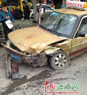 景德镇发生出租车、私家车、电动车相撞事故 
