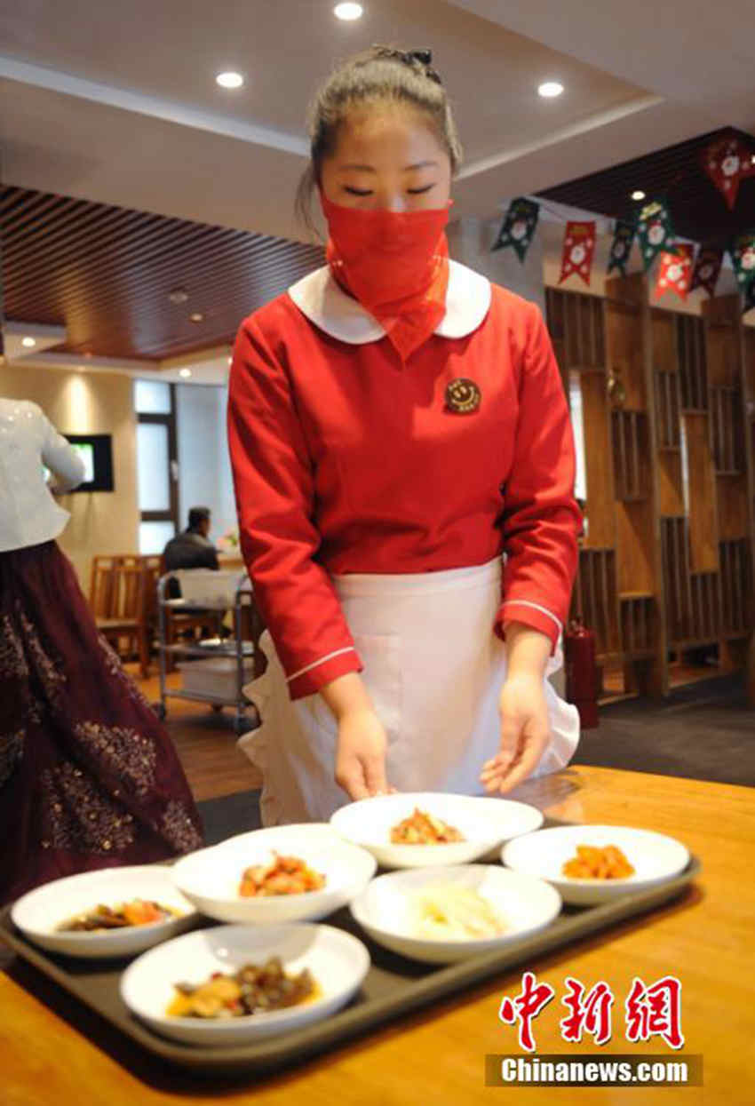 高清:长春一饭店服务员"红纱遮面"服务顾客