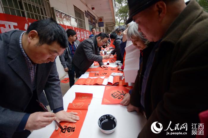 江西:书法家泼墨挥毫 社区居民得福