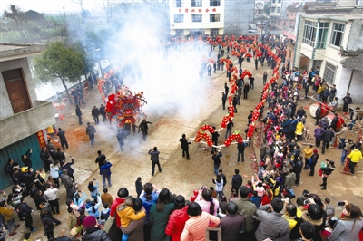 2月22日,彭泽县马当镇茅湾村村民在表演板龙闹春.