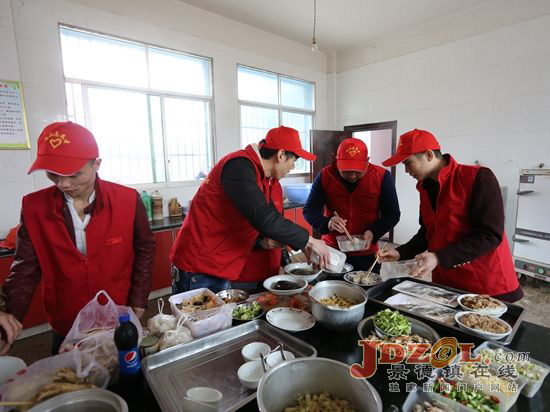 景德镇珠山区志愿者走进养老院陪孤寡老人过元