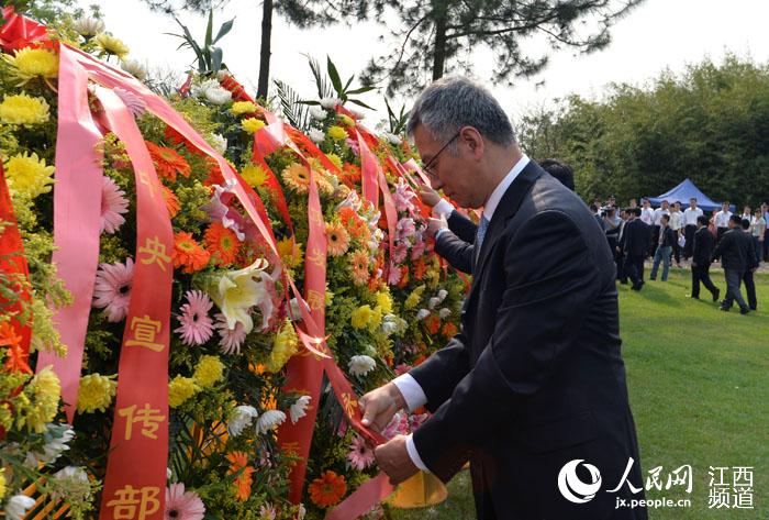  国家部委的代表在红军烈士纪念塔前敬献鲜花。