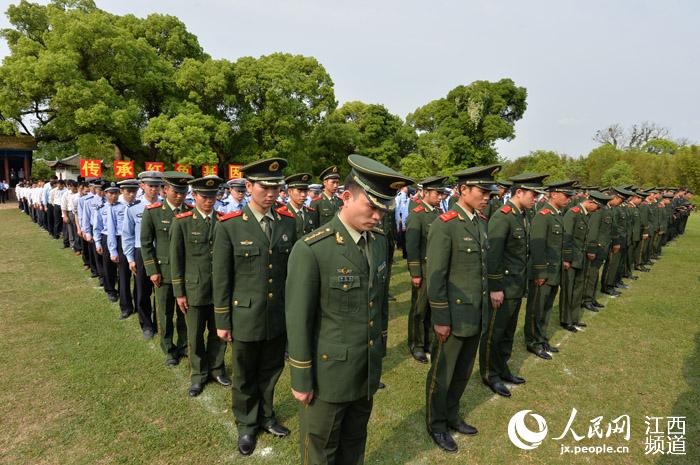 全体参祭人员面对红军烈士纪念塔默哀。