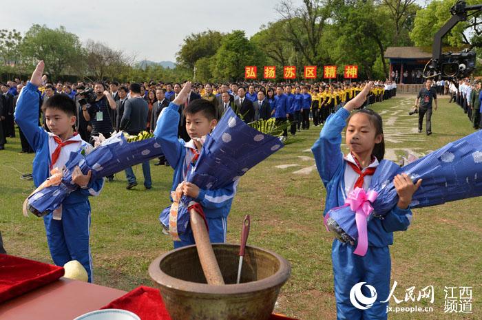  少先队员代表向红军烈士纪念塔鲜花致敬。