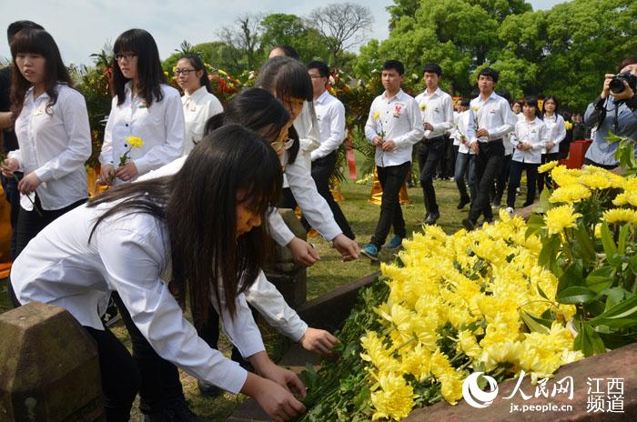  高校学子向革命先烈敬献鲜花。