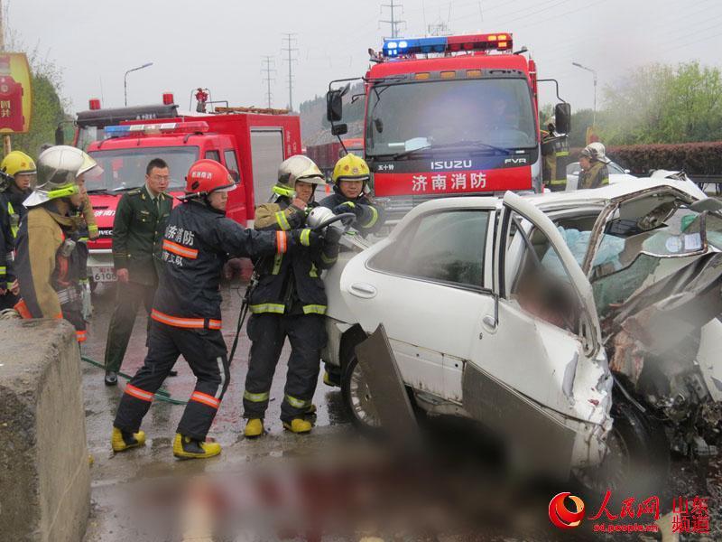  济南发生惨烈车祸  车上怀孕女子胎儿被挤出--江