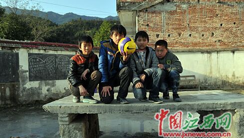 江西农村校园足球:麻雀虽小 志在翱翔