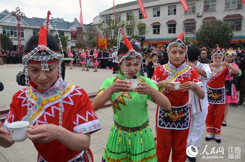 江西永丰县龙冈畲族乡赛歌品小吃庆三月三