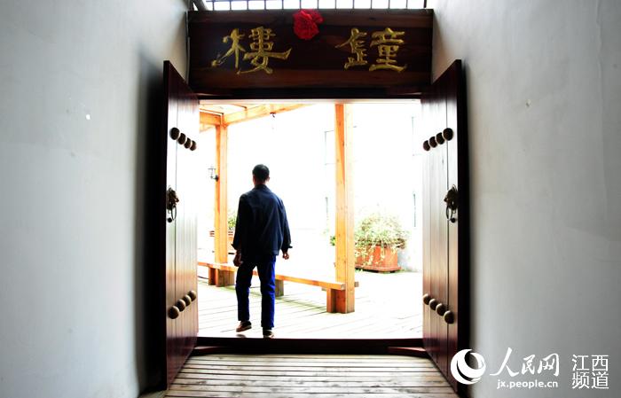 孤独的劳动者:江西师大敲钟老人每天5次准确