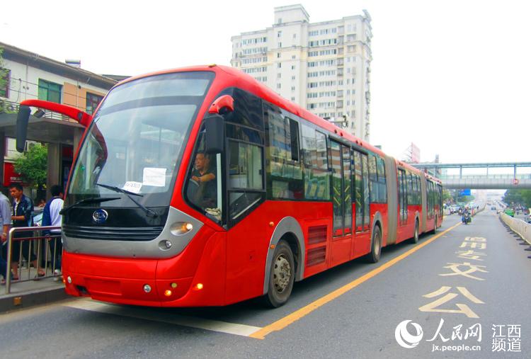 南昌:首条BRT运行环境评估 27米长连体公交