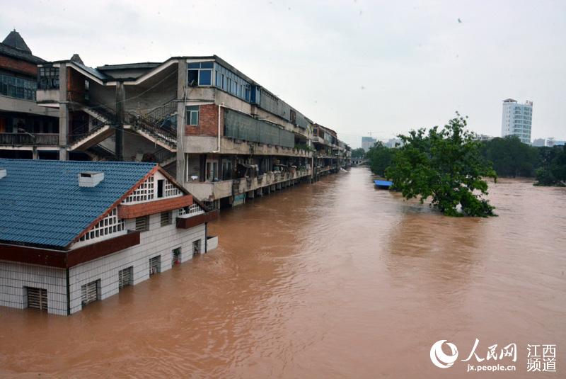 暴雨强袭江西致7人身亡 151个乡镇30.65万人受