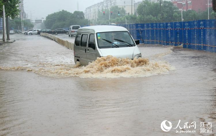南昌暴雨致多路段积水严重 部分车主不知深浅