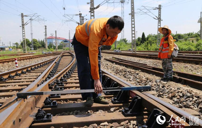 组图:烈日下的劳动者 铁道线旁洗桑拿