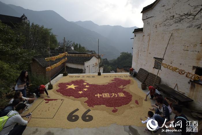 篁岭晒秋大妈晒中国地图祝福祖国生日(图)