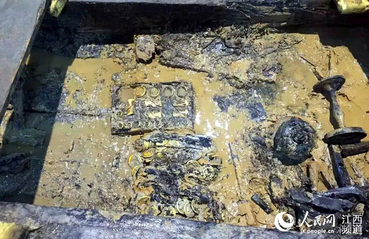 17日,考古人员在西汉海昏侯墓发掘出金饼和马蹄金.