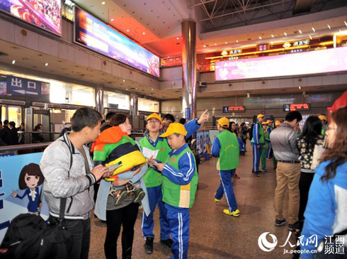 Сѧ��˫���յ�־Ը��:ÿ�춼��"�׷���"    3��6�գ����Խ���ĳУ��һ�߰�Ĺ����ͬѧ������С������ϲ���վæ�������ÿͽ���վ����Ȼ���׷��ա��Ѿ���ȥ�ˣ���������ɫ־Ը�߷�װ�ĺ�������Ȼæ����ͷ�󺹡����׷���һ�����֣�����һ�־��񡣡������˵�����ܽ�������3��5������ѧ�׷棬���ճ��������У���Ӧ�����׷�ѧϰ��    ���˽⣬��ЩС־Ը�ߴ������·ְ����Ů��ÿ��˫���ջ�ڼ��ն�����վ��־Ը�ߣ����ǵ���ٲ�����ó�վԱ�������������õ����ڶ��ÿ͵�һ�µ��ޡ�