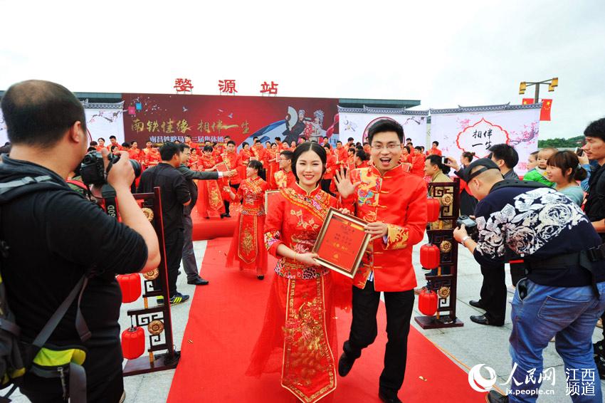 五十对铁路人婺源办集体婚礼。