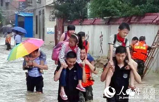 暴雨围困江西芦溪:多个学校和村庄被淹 上千名